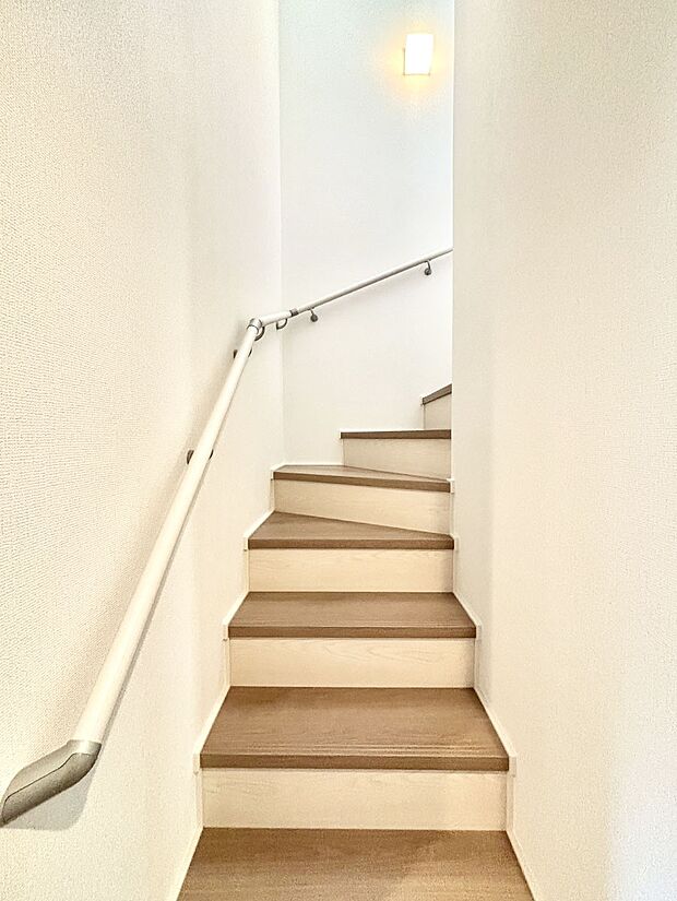 安全性を考慮し階段には手すりを設置しています