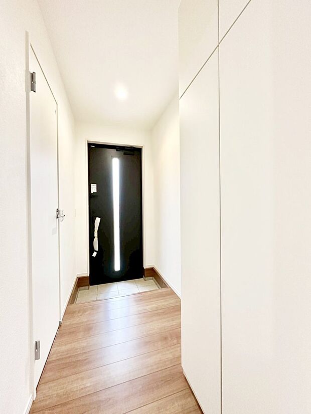 ガラススリットの入った玄関ドアが室内に光を届けてくれます