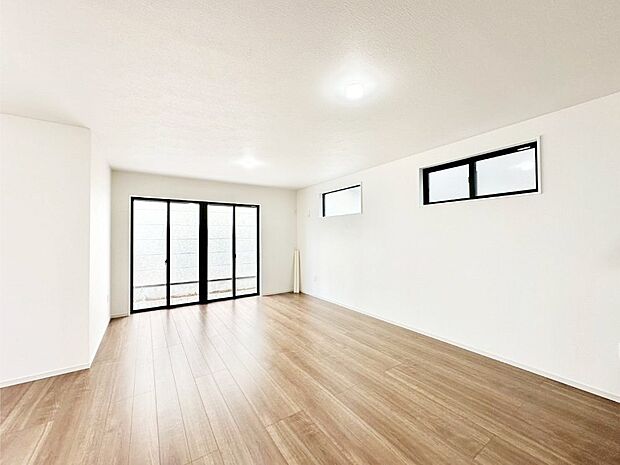 大きな窓からたっぷりの陽光と風を感じられるリビング