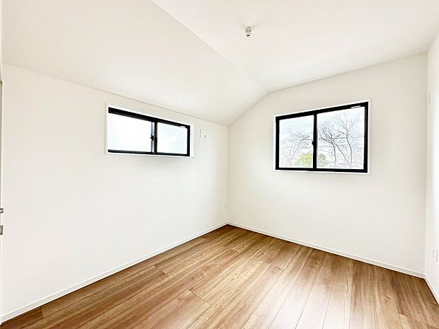 窓からのやさしい光が心地よいプライベートルーム