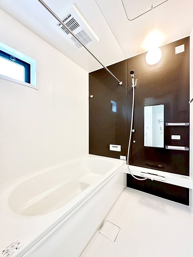 一日の疲れを癒してくれる明るい清潔感のあるバスルーム