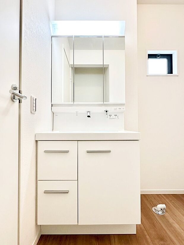 収納力と機能性に優れた洗面化粧台