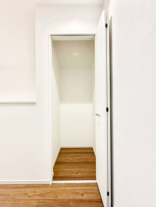 掃除用具や生活雑貨の保管に便利な廊下収納