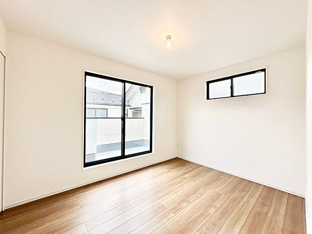 バルコニーが開放感をプラスしてくれる洋室