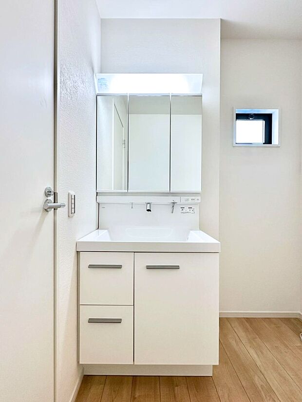 大きく見やすい三面鏡で清潔感ある洗面台は、身だしなみチェックや肌のお手入れにおすすめです。