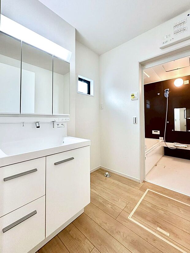 清潔感のある快適空間です。毎日の身支度も気持ち良くお使い頂けます。