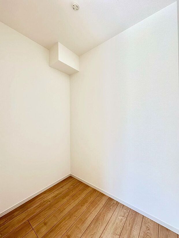 ウォークインクローゼット付きで生活空間を広く利用できます。