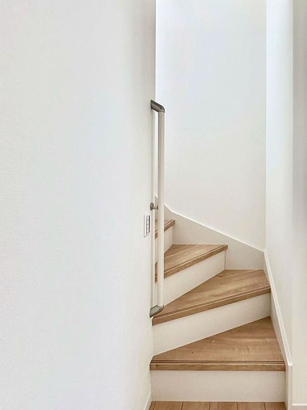 安全性を考慮し階段には手すりを設置しています
