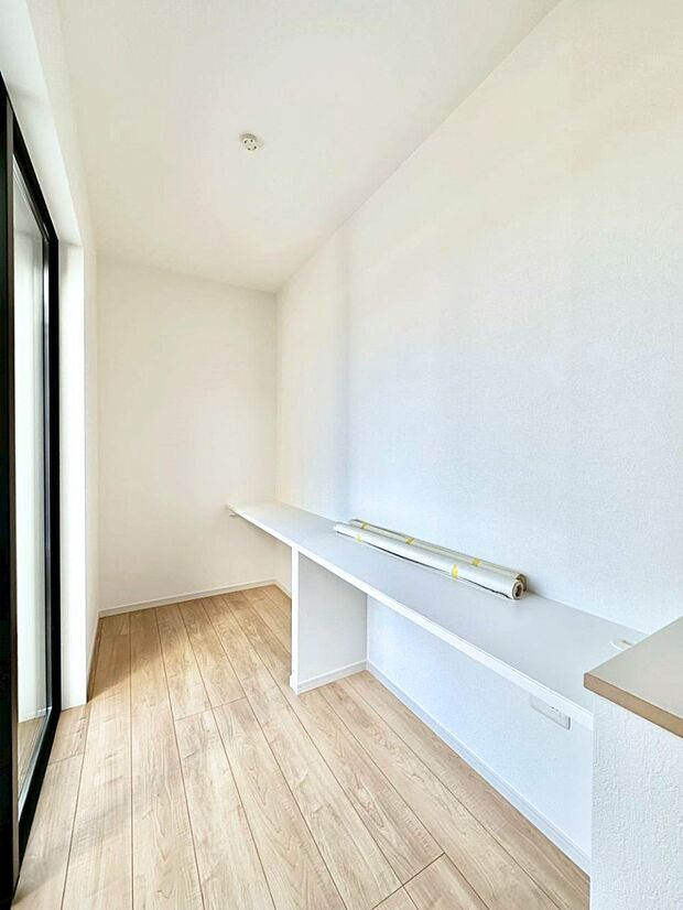 リビングにあるユーティリティースペースです。カウンターがあるのでお気に入りの物を飾ったり、ワークスペースとしても使い方色々です。