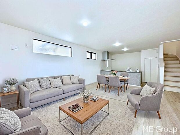 ご家族の賑やかな話し声で包まれる明るいリビング ※家具はCGです