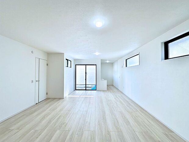 大きな窓からたっぷりの陽光と風を感じられるリビング