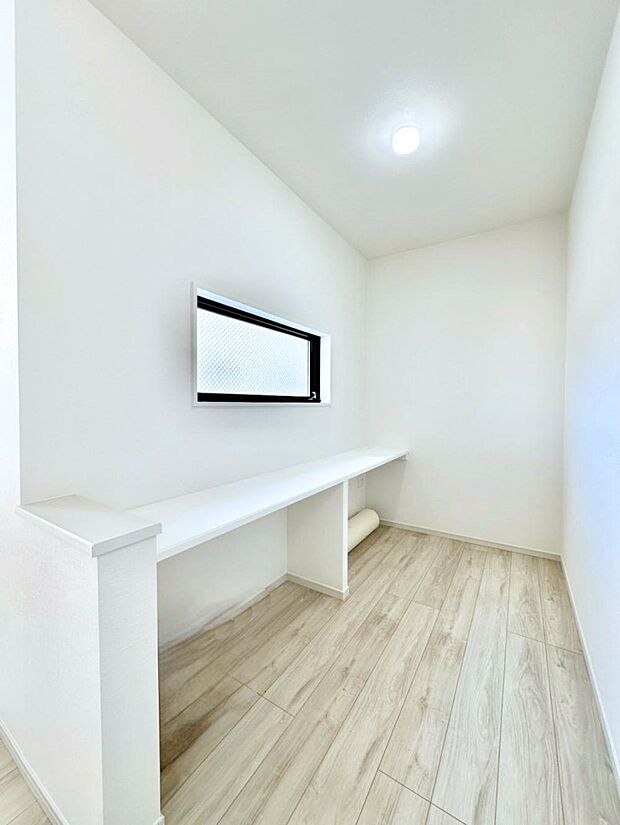 リビングにあるユーティリティースペースです。カウンターがあるのでお気に入りの物を飾ったり、ワークスペースとしても使い方色々です。