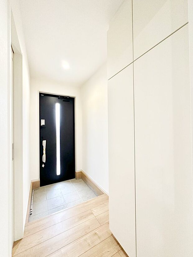 ガラススリットの入った玄関ドアが室内に光を届けてくれます