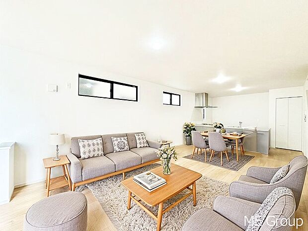 落ち着いた雰囲気のLDKは家族みんなの快適空間※家具はCGです