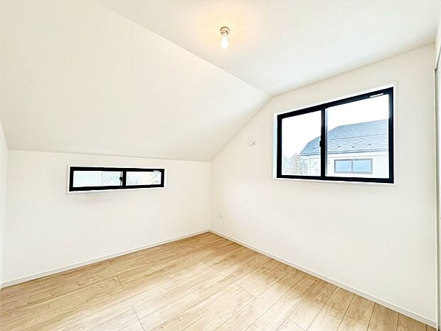 窓からのやさしい光が心地よいプライベートルーム