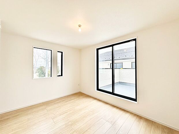 バルコニーが開放感をプラスしてくれる洋室