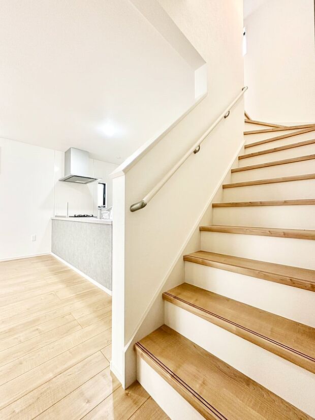 階段は手すり付きなので小さなお子さまやご高齢の方も安心です