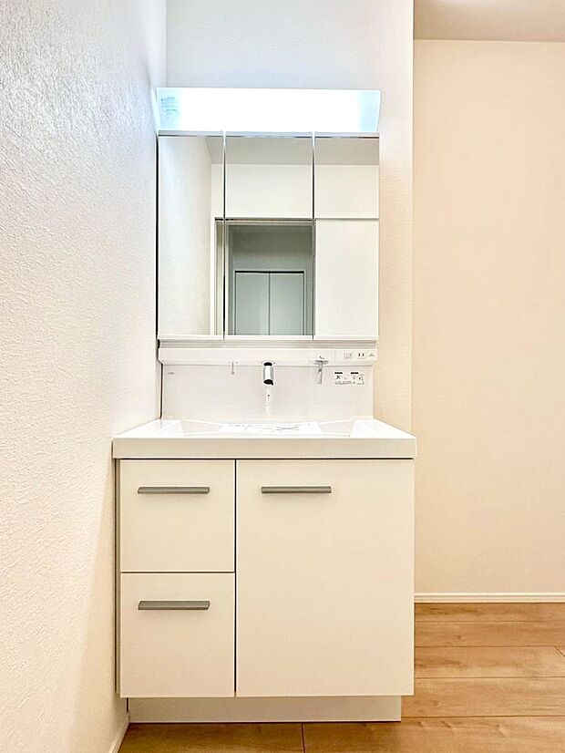 大きく見やすい三面鏡で清潔感ある洗面台は、身だしなみチェックや肌のお手入れにおすすめです。