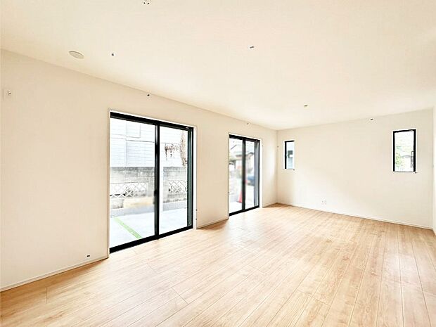 大きな窓からたっぷりの陽光と風を感じられるリビング