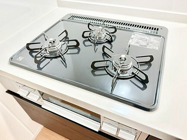 ガスコンロはSiセンサー搭載。火力調節や焦げ付き・消し忘れも防いでくれます。