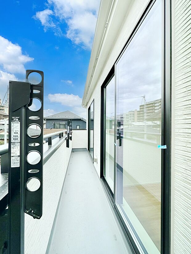 ゆったりバルコニーだから沢山お洗濯ものを干せます。