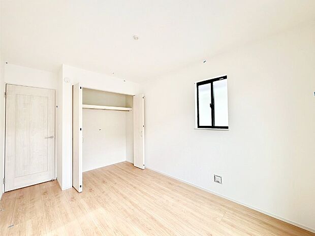 やさしい光がさしこむ居室はしっかり収納付き