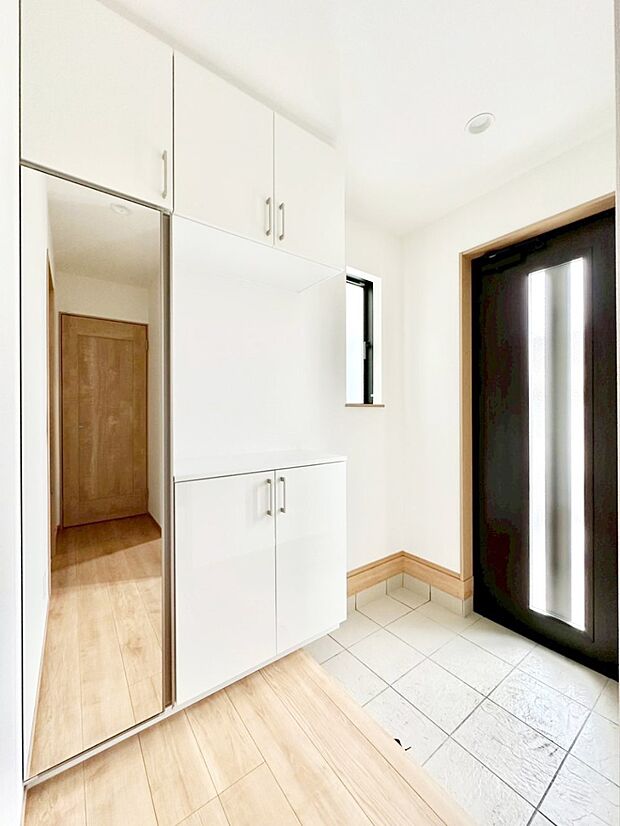 ガラススリットの入った玄関ドアが室内に光を届けてくれます