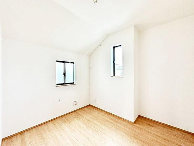 窓からのやさしい光が心地よいプライベートルーム