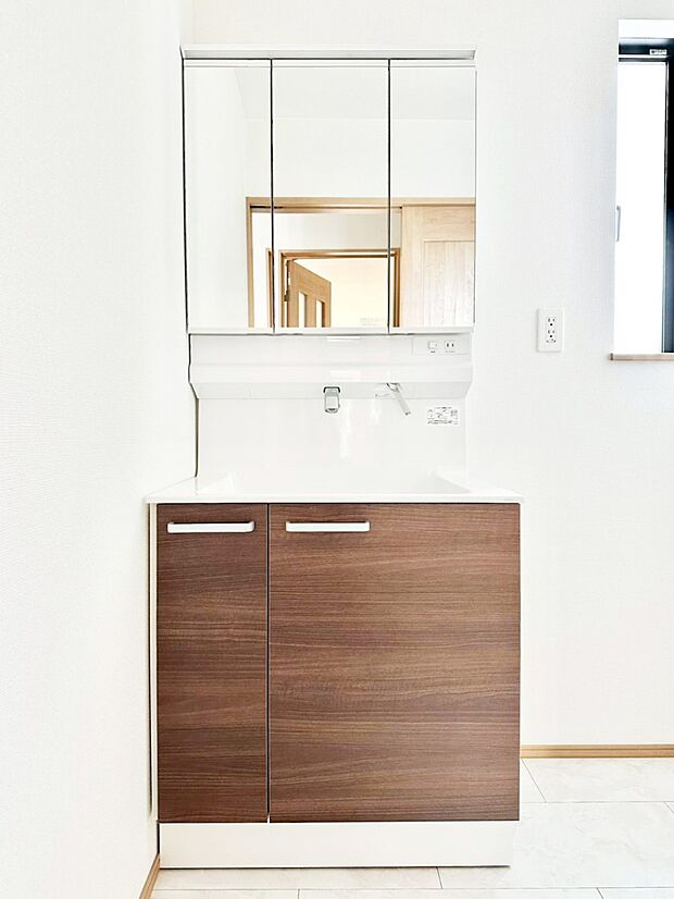 収納力と機能性に優れた洗面化粧台