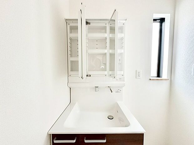 三面鏡の裏に、化粧品や衛生用品などを収納可能。洗面台をすっきりと保ちます!