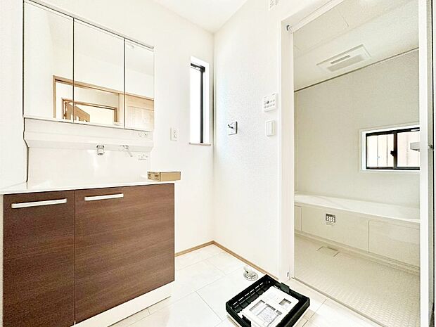 清潔感ある洗面化粧室で朝の身支度も快適