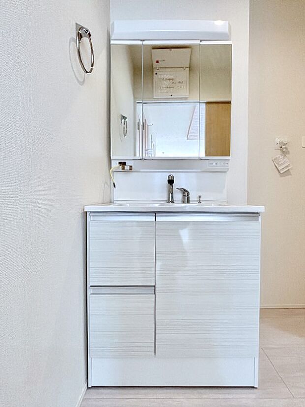 大きく見やすい三面鏡で清潔感ある洗面台は、身だしなみチェックや肌のお手入れにおすすめです。 