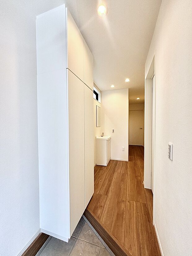 明るい玄関はお客様をお出迎えするのにぴったりです！ 