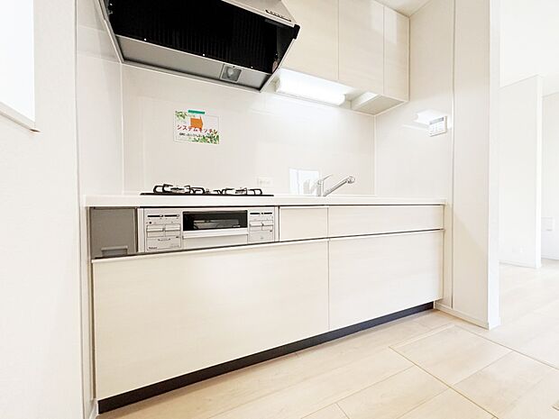 リビングの様子を感じながらも作業に集中できる半独立型キッチン