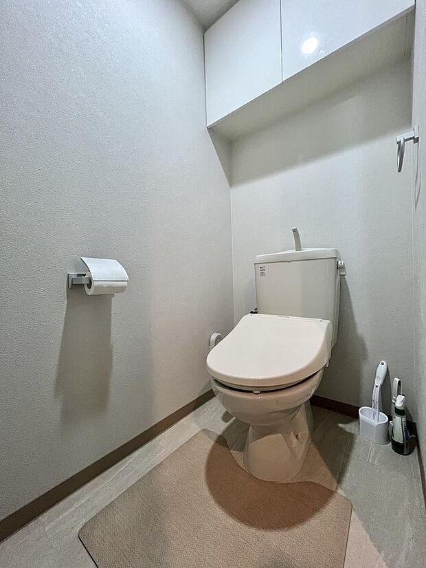 【トイレ】収納付きのトイレなので、すっきりとしていますね。
