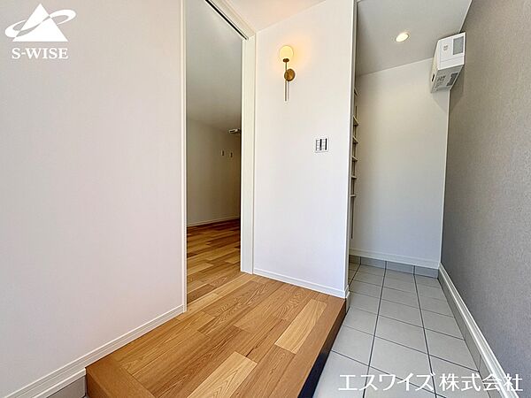 【玄関】玄関入ってすぐにあるSCLは横向きに設置されており、玄関ドアを開け放った時も中が見えないので、スッキリした印象の玄関になっております。
