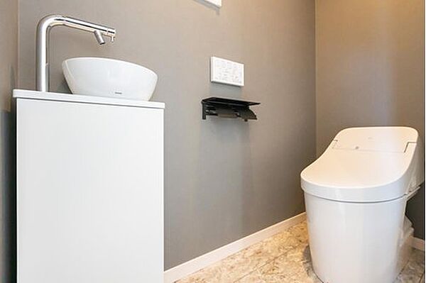 【施工事例/トイレ】トイレにはTOTOのGGを採用。何気にストレスになってしまうトイレ掃除も、ローシルエットですっきりとしているのでお掃除も楽ちんです♪