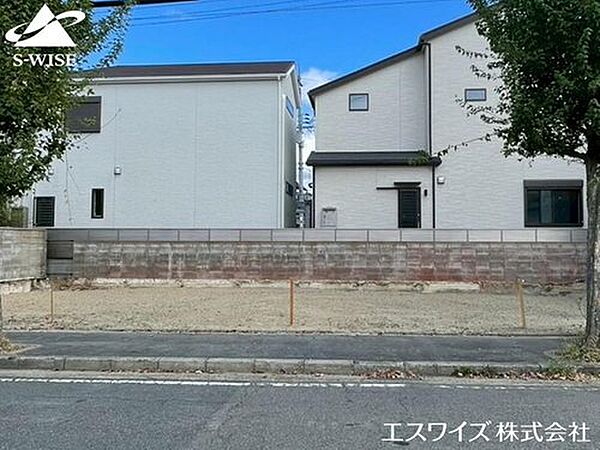 【前面道路含む現地写真】歩道スペースもございますので、お子様の通学時にも安心です！周辺施設の充実しておりますので、オススメの物件です。