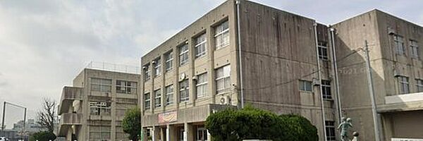 城陽市立古川小学校まで1000m 広い敷地とグラウンドを有し、快適な学習環境が整備されています。年間行事や安全教育に力を入れ、地域との連携も大切にしています。