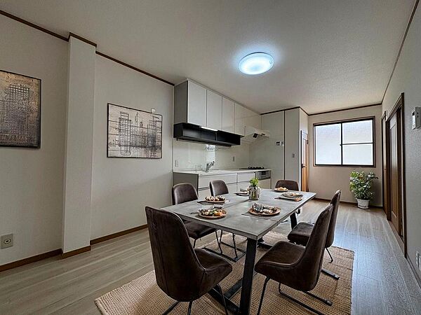 ＬＤＫ約10帖。綺麗な内装です。（配置の家具はイメージです）