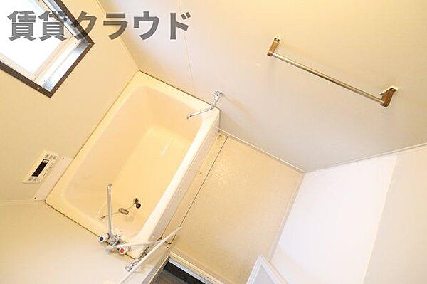 画像5:浴室に窓があるので、ちょっとした換気ができるのがポイント！