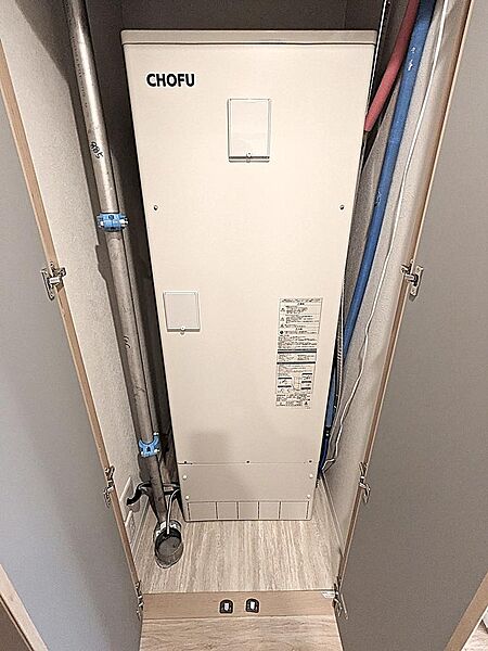 【給湯器】安心・快適な給湯システムを搭載。お風呂やキッチンなど、ご家族の毎日の暮らしに欠かせない温かいお湯をいつでも安定して供給し、快適な生活をしっかりと支えます。