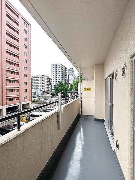 【バルコニー眺望】周辺は視界を遮るような高い建物が少なく、開放感のある眺望が広がっています。心地よい風と明るい光を感じながら、毎日の生活にゆとりと安らぎをもたらしてくれる環境です。