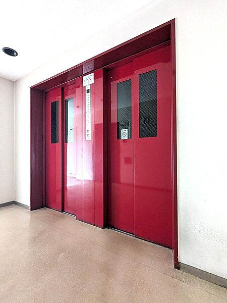 【エレベーター】建物内の移動をスムーズにサポートしてくれるエレベーター。日常の通勤やお出かけはもちろん、大きなお荷物をお持ちの際もストレスなく快適にご利用いただけます。