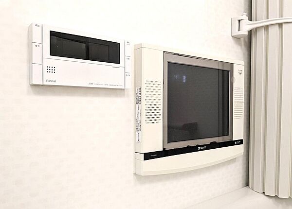 【浴室内TV、コントローラー】なんと浴室内にテレビを搭載！お気に入りの番組や映画を眺めながら、贅沢で優雅なリラックスバスタイムをお楽しみいただけます。毎日のバスが楽しみになります。
