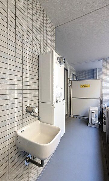 【バルコニー設備】バルコニーには便利な専用の洗面台と給湯器を設置。スニーカーやペットの足洗い、ガーデニングの水やりなど、室内を持ち込まずに様々な用途で活用できて大変便利です。