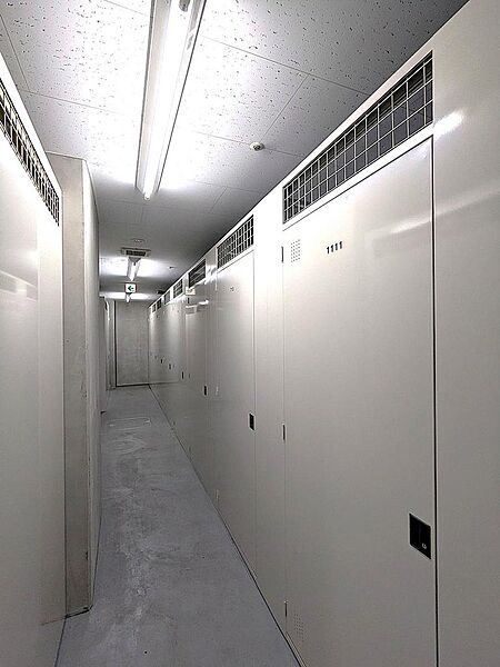 【トランクルーム】お部屋の収納力をさらに広げる専用トランクルームを完備。季節外の家電やアウトドア用品、スーツケースなどの大きな荷物もすっきりと収納できて大変便利です。