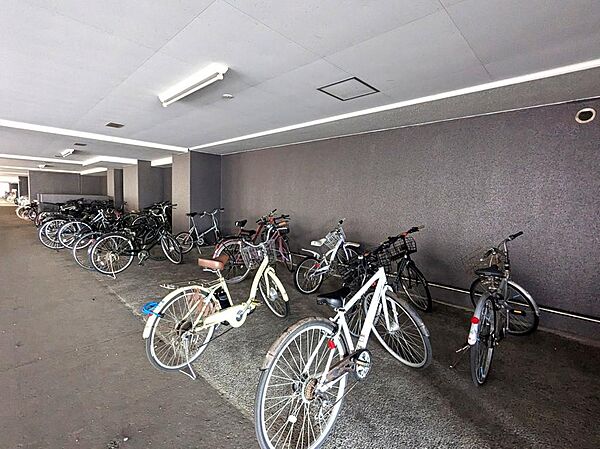 【駐輪場】屋内にしっかりと整備された使い勝手の良い駐輪場。大切な自転車を雨や雪から守り、日々の通勤・通学やちょっとしたお買い物へのフットワークを快適にサポートします。