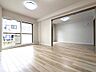リビング/ダイニング：【リビングダイニング】　　専用庭へと続く大きな窓から豊かな自然光が差し込む、開放的なリビングスペース