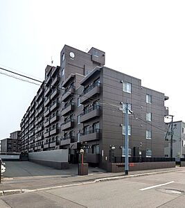 外観：【外観写真】ブラウンを基調としたシックで品のある外観デザイン。しっかりとした鉄筋コンクリート造の大型マンションで、周辺環境と調和しながらも堂々とした存在感を放ちます。